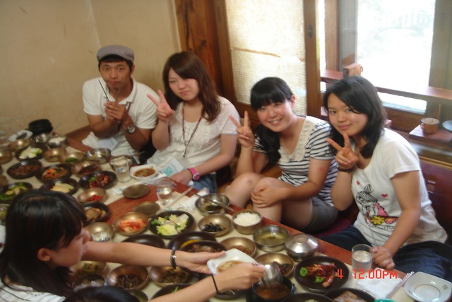 At Korean Restaurant 形象.