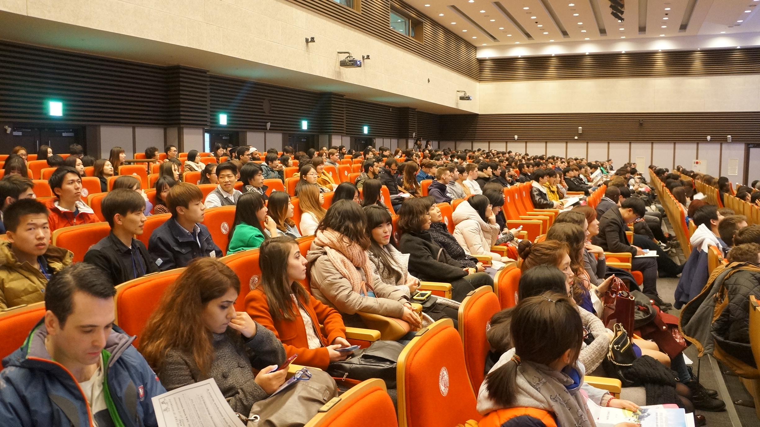 2015年第1学期外国人新生见面会 形象.