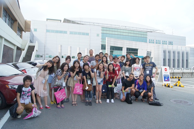 Campus tour with exchange students 形象.
